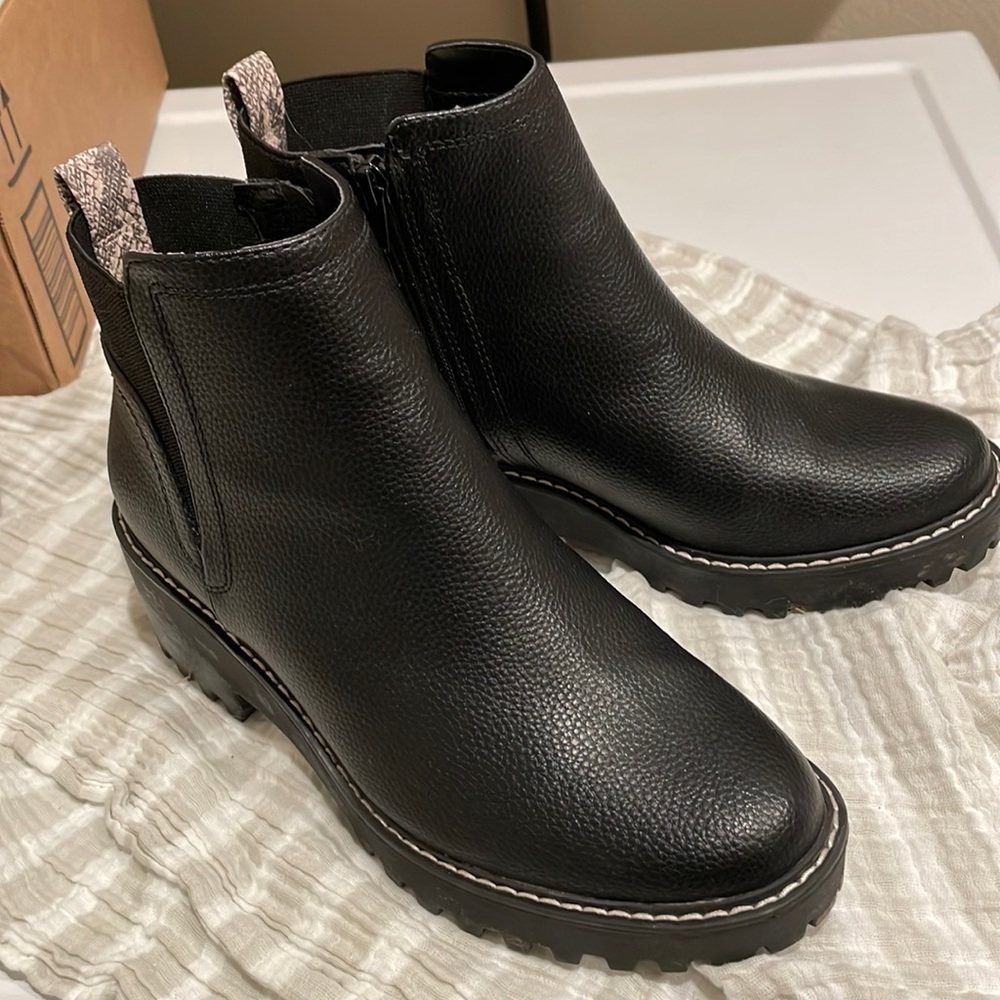 Universal Threads women’s boot. Side zipper.
